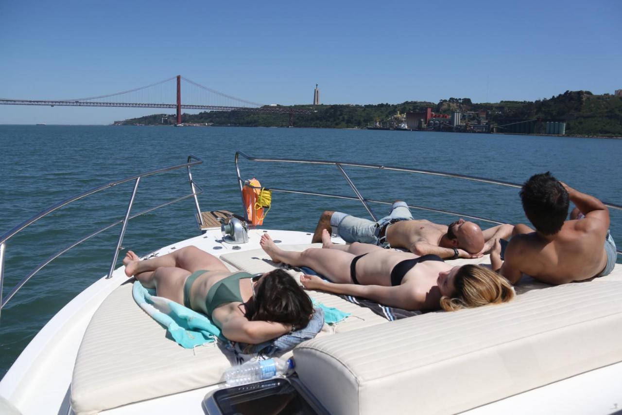 Private yacht all confort: we love our guests Lissabon Exterior foto